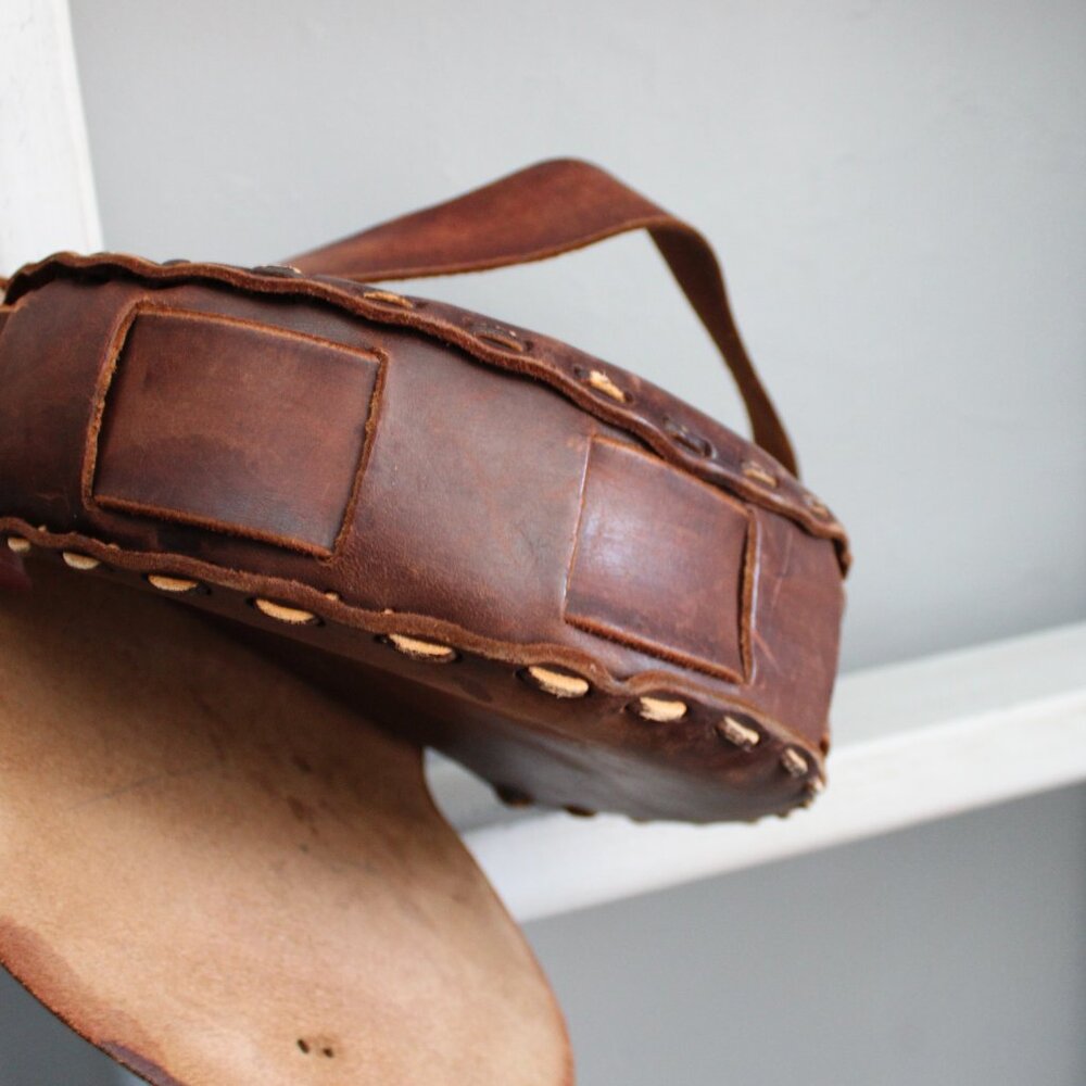 Vintage 70's Tooled Brown Full Grain Leather Saddle Crescent Shoulder Bag Purse - Picture 6 of 7